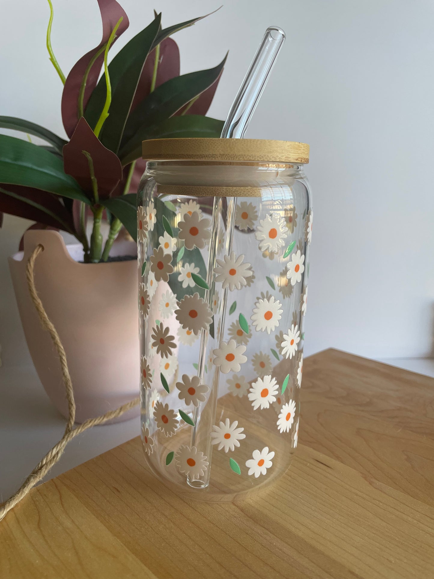 Pretty Daises Glass Cup with Bamboo Lid and Glass Straw