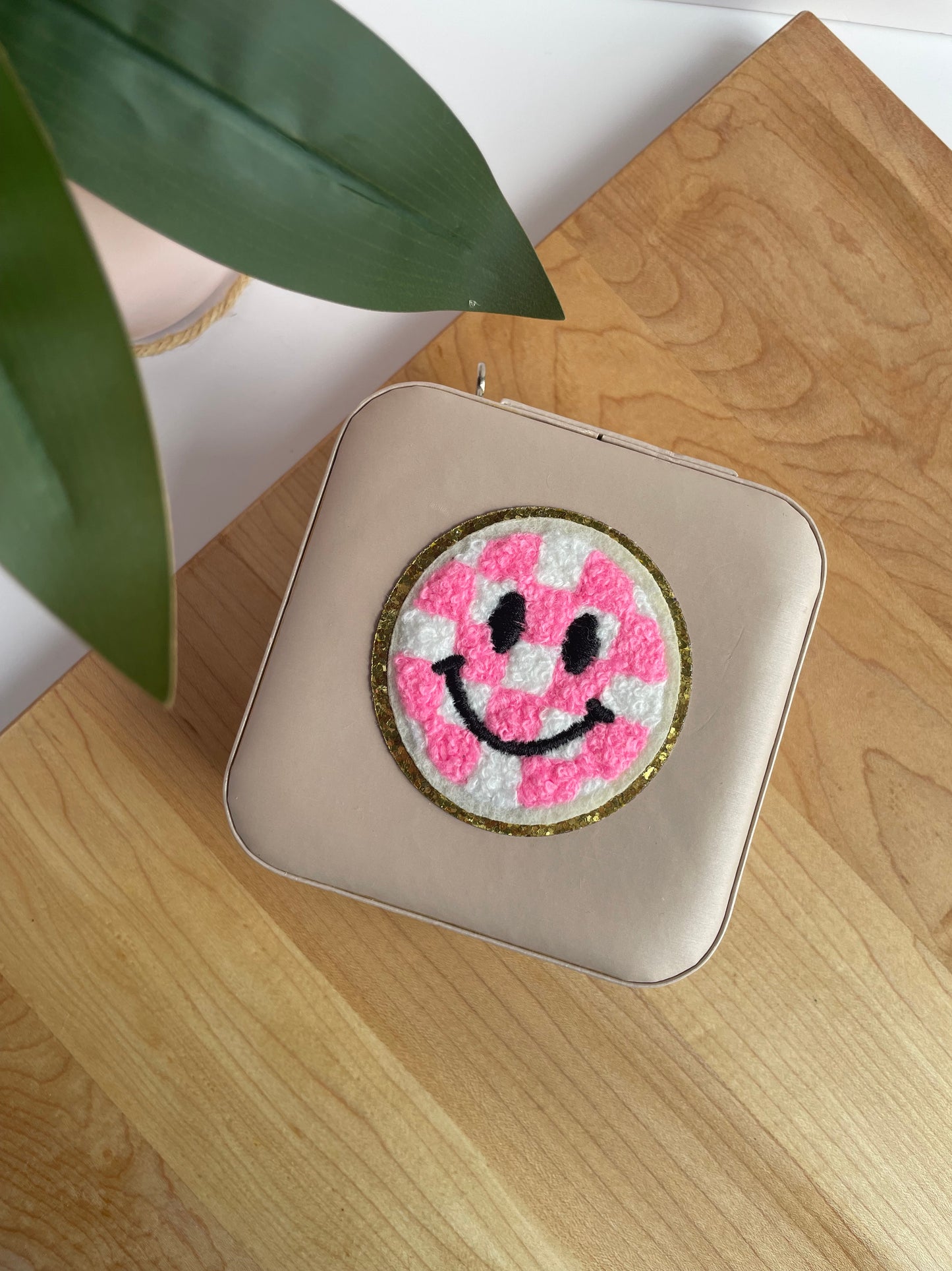 Pink Checkered Smiley Face Light Pink Jewelry Box