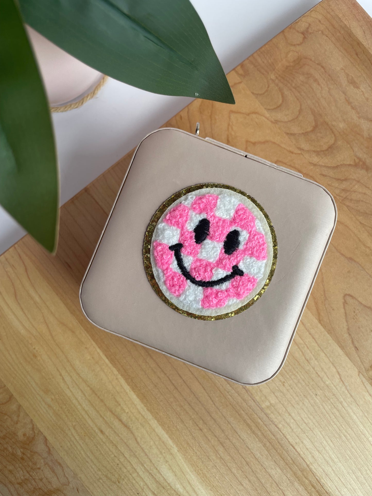 Pink Checkered Smiley Face Light Pink Jewelry Box