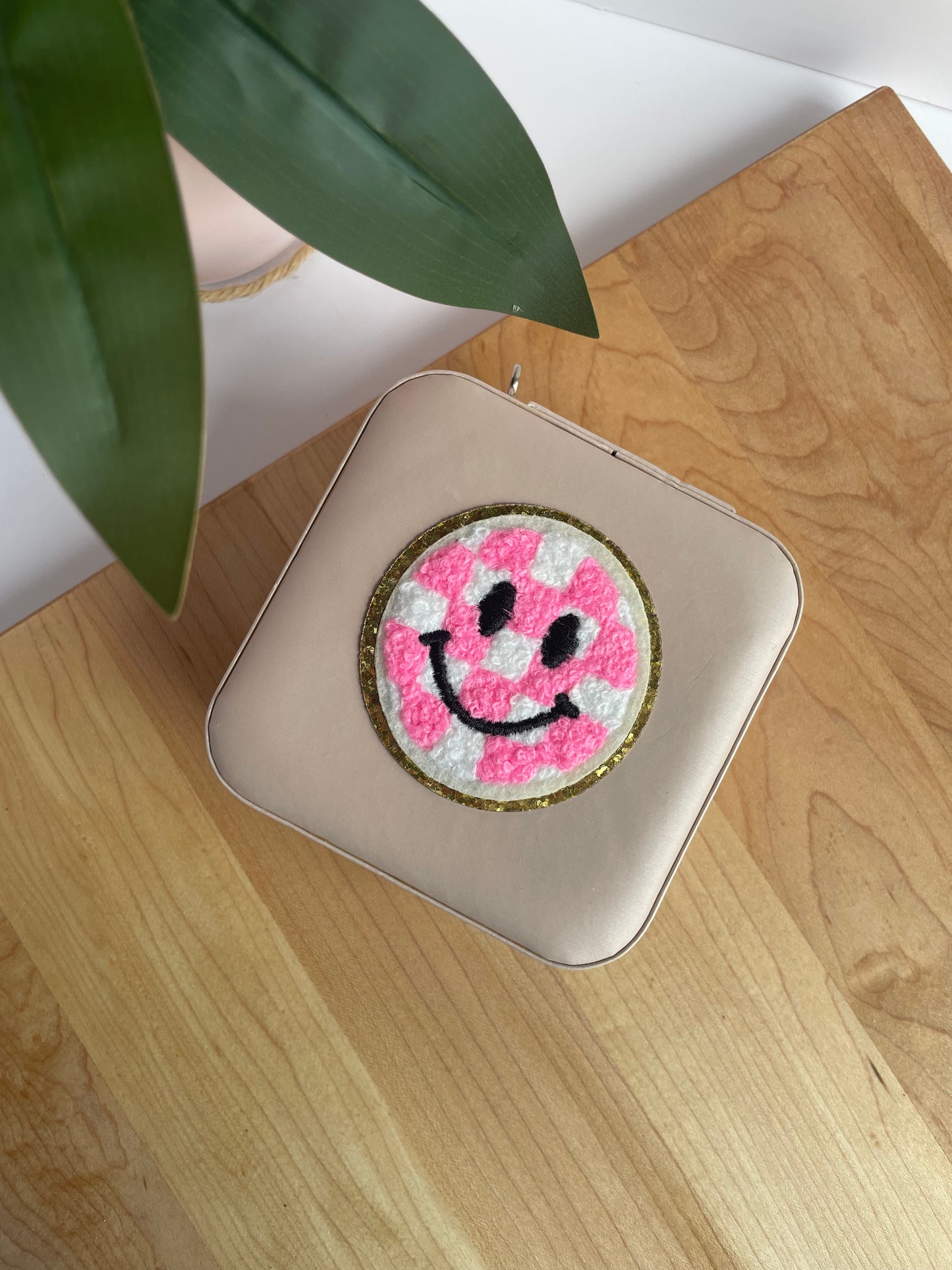 Pink Checkered Smiley Face Light Pink Jewelry Box