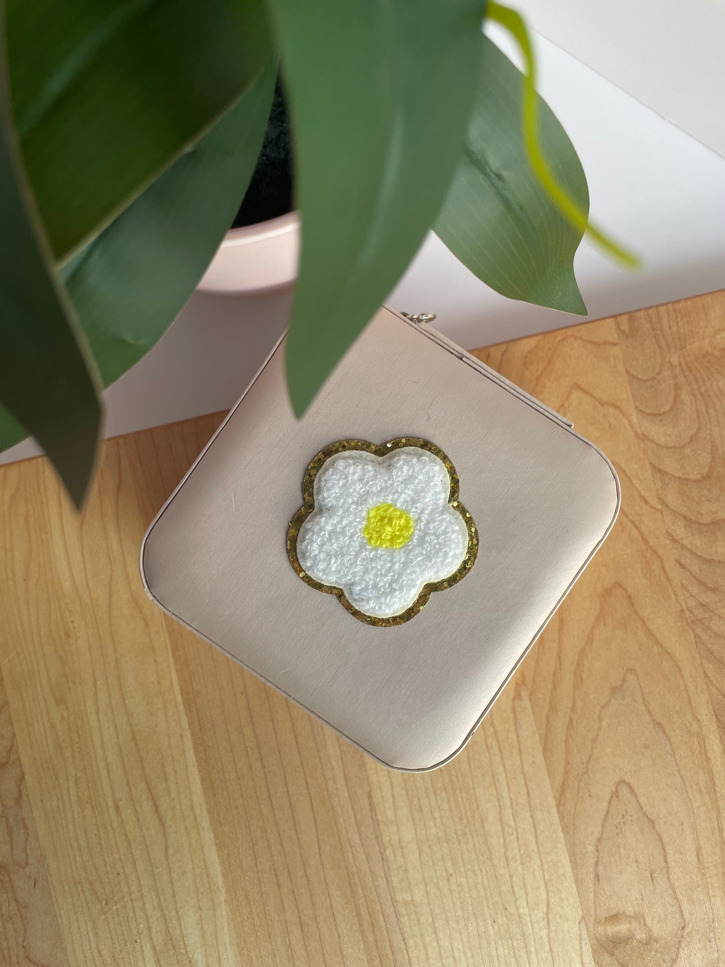 Small White Daisy Light Pink Jewelry Box