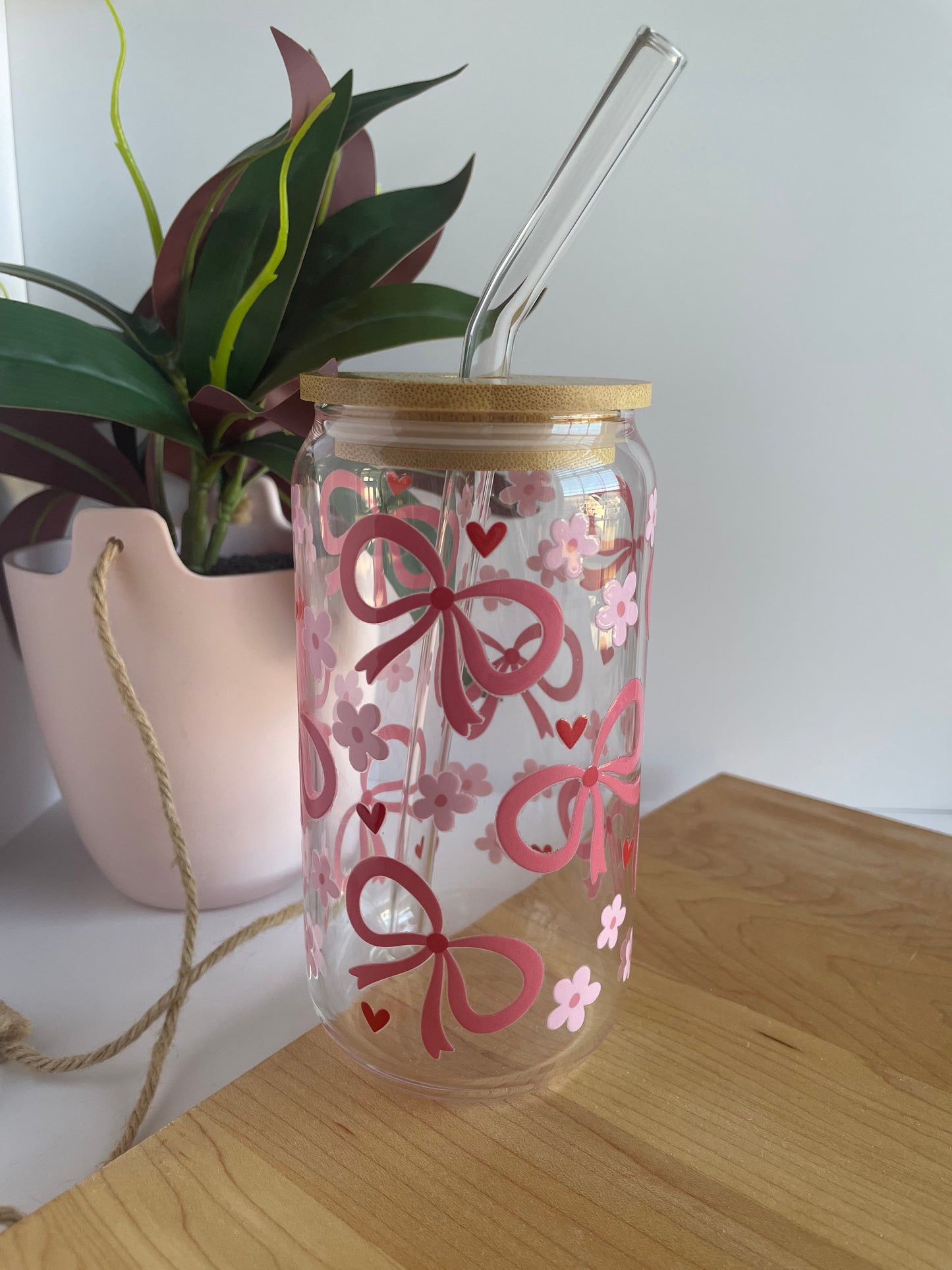 Pretty Pink Bows and Flowers Glass Cup with Bamboo Lid and Glass Straw
