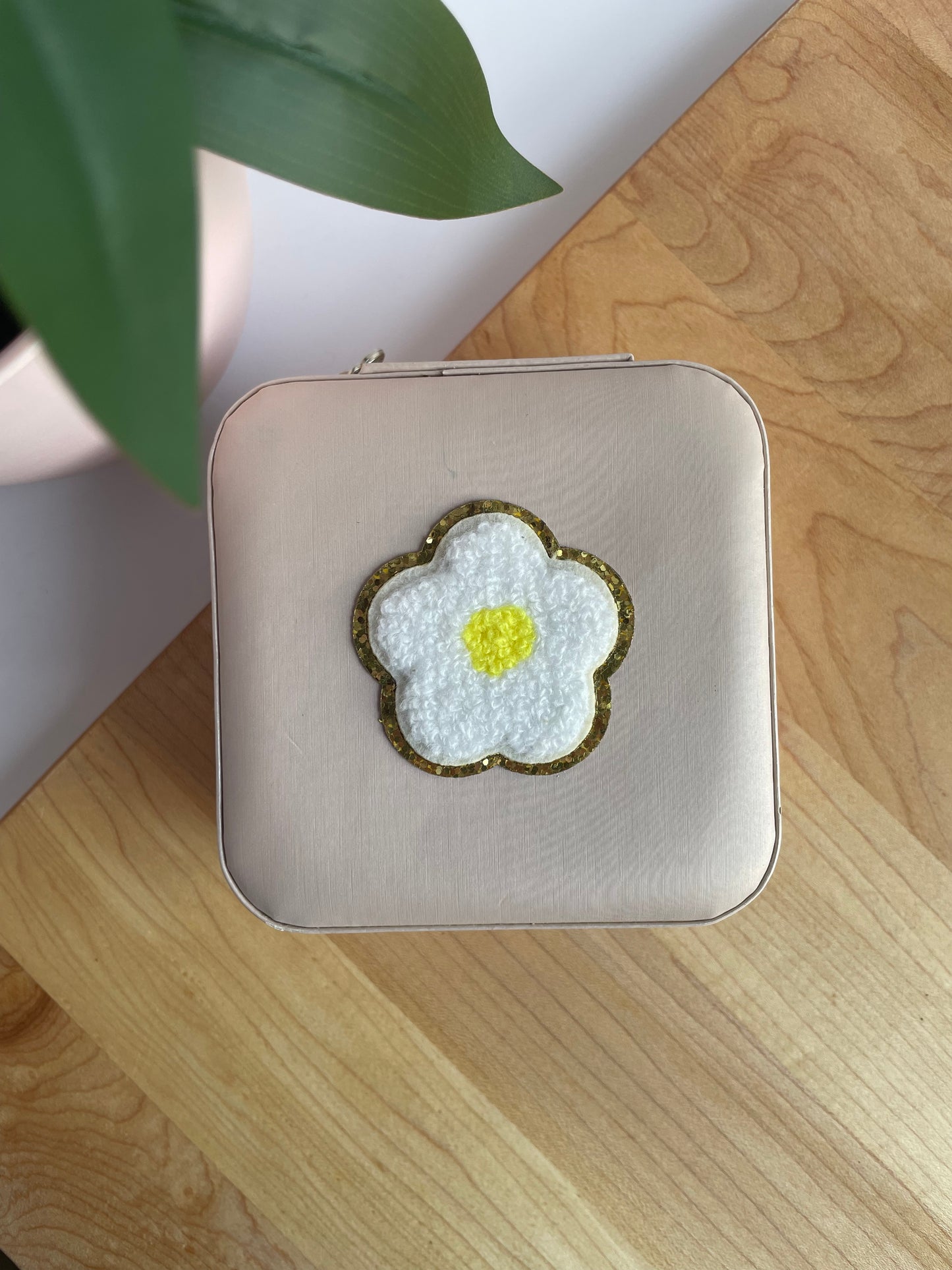 Small White Daisy Light Pink Jewelry Box