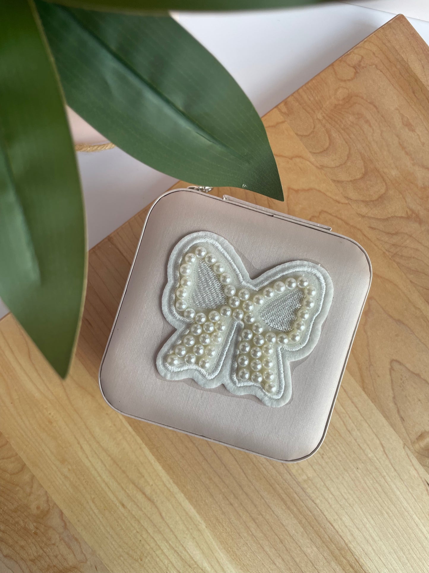 Pearl White Bow Light Pink Jewelry Box