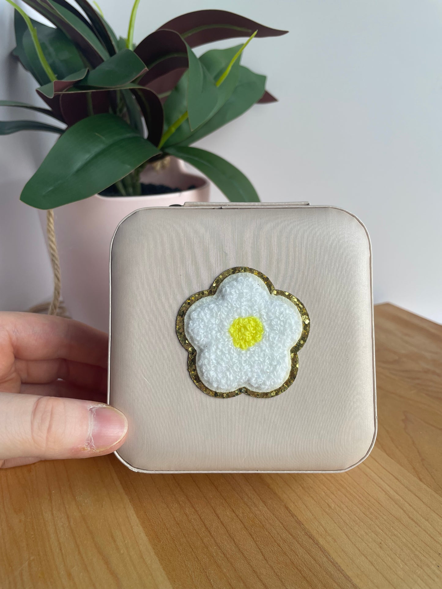 Small White Daisy Light Pink Jewelry Box