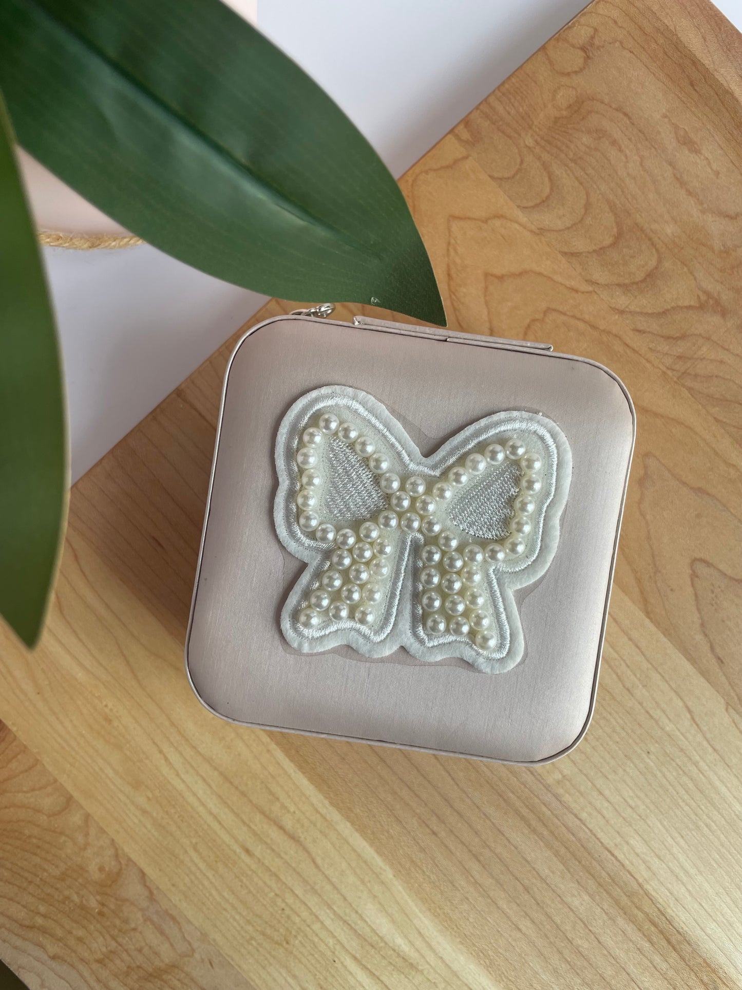 Pearl White Bow Light Pink Jewelry Box