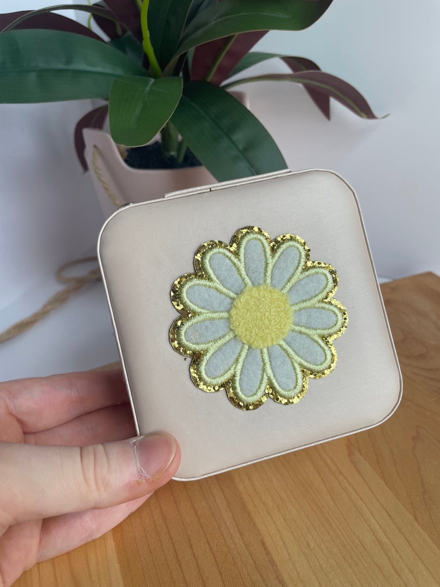White and Yellow Daisy Light Pink Jewelry Box