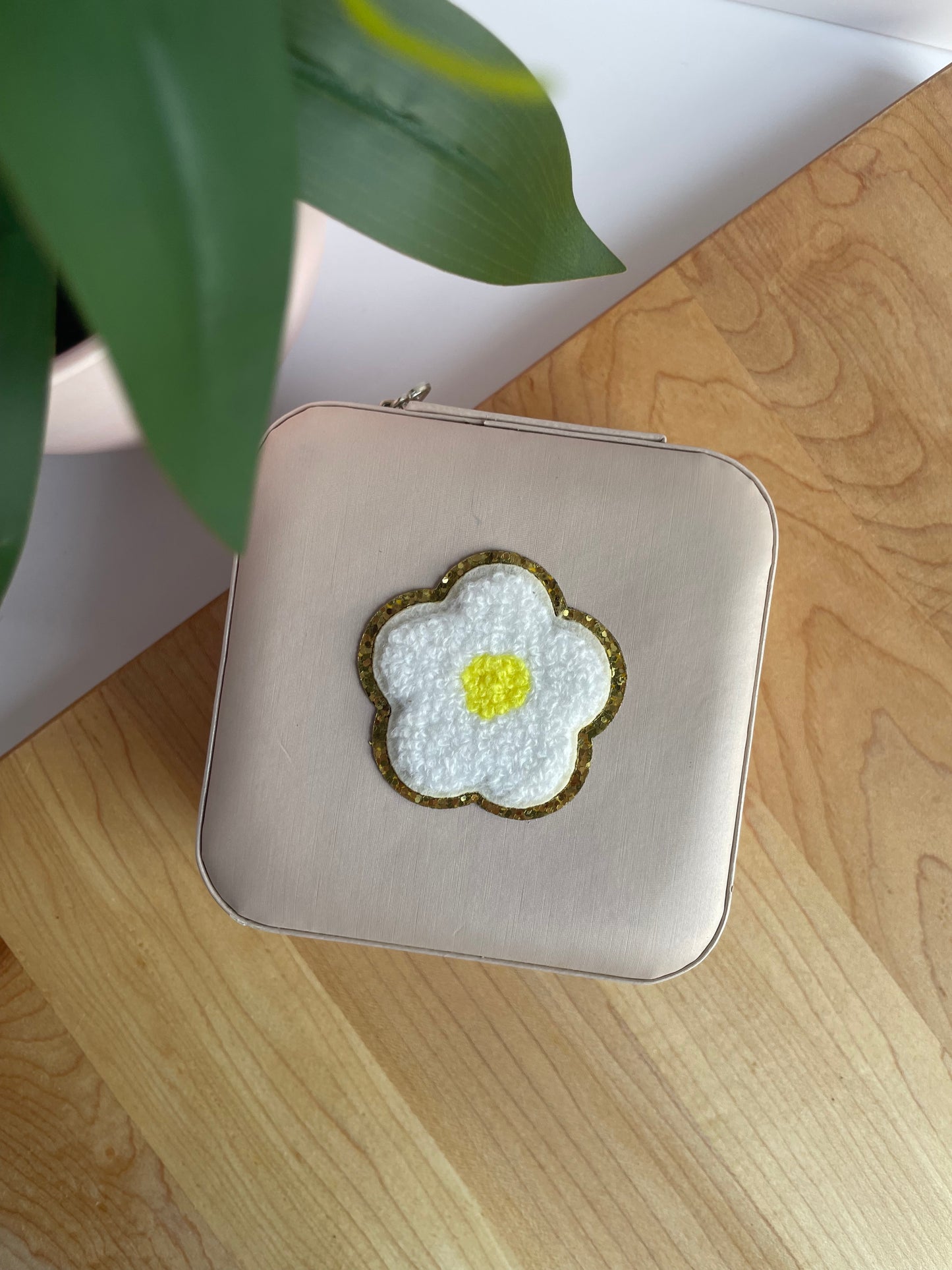 Small White Daisy Light Pink Jewelry Box